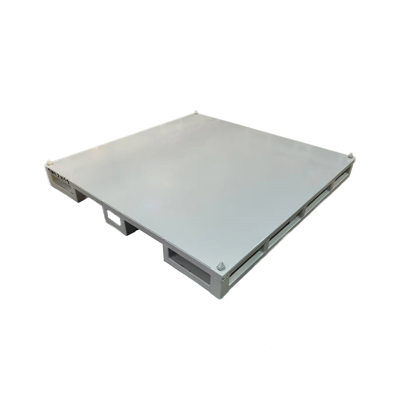 How does the uniform and scratch-free characteristics of iron pipe pallet improve the safety of cargo storage and transportation?