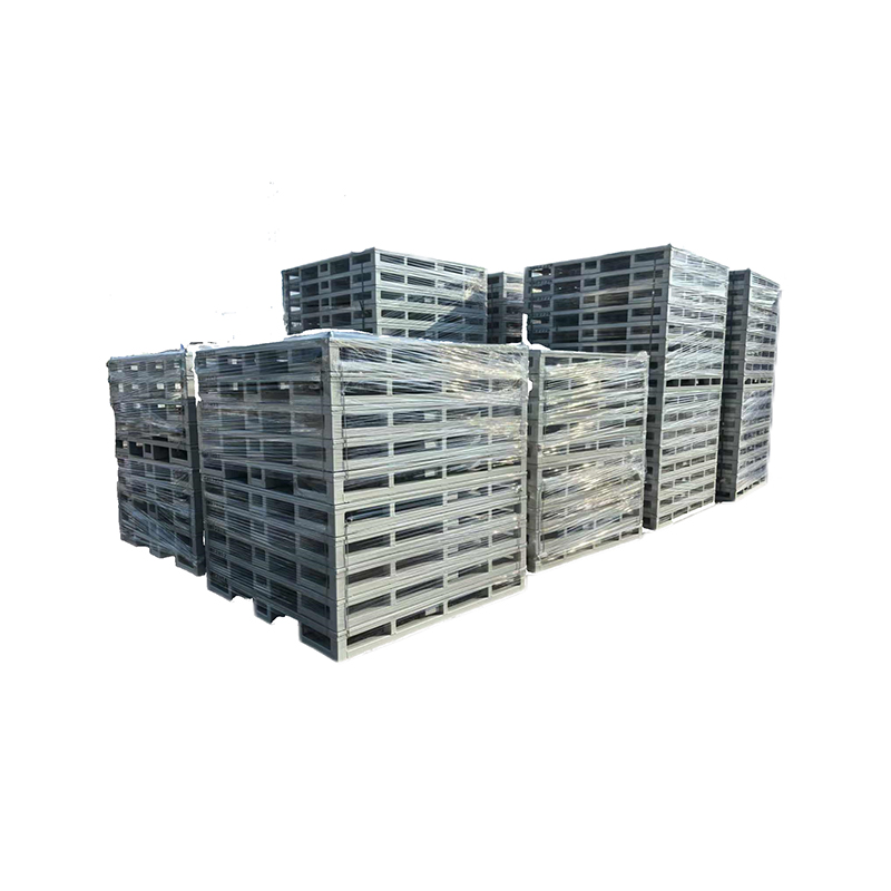 What structure does the iron pipe pallet use to stably carry cargo?